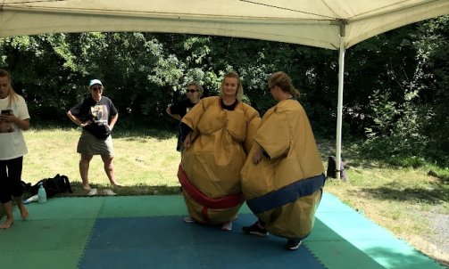 Entre amis ou en famille venez rire avec un Combat de sumo à Anse dans le Beaujolais